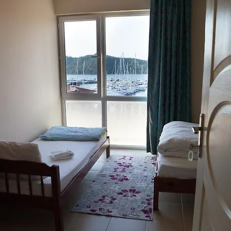 费特希耶旅馆 *