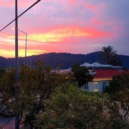 费特希耶旅馆 *